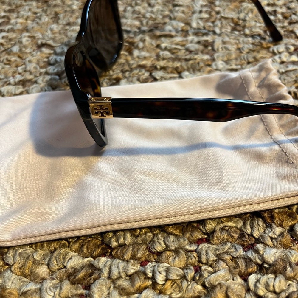 Women’s Tory Burch polarized sunglasses! Only worn twice!! - Picture 3 of 6